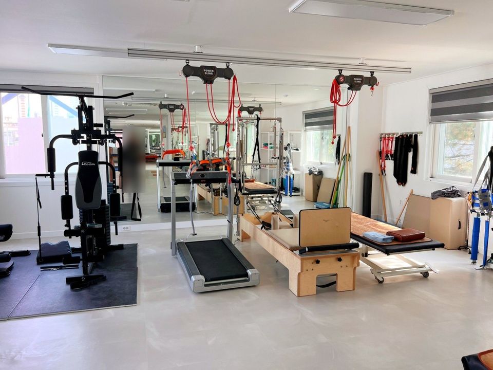 슬링과 걷기 연습 기구, 운동 기구가 놓인 치료실
